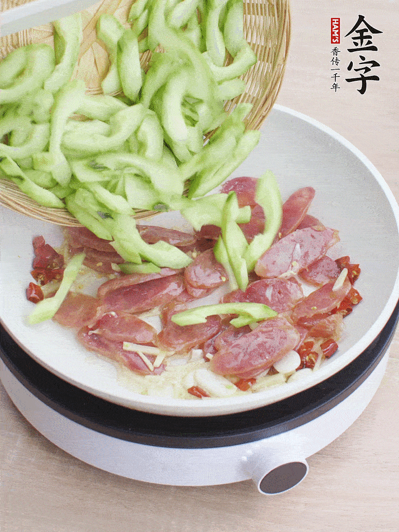 下香腸煸出油脂，放黃瓜翻炒。