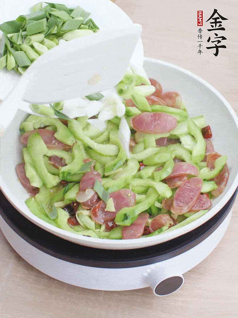 下青蒜翻炒。