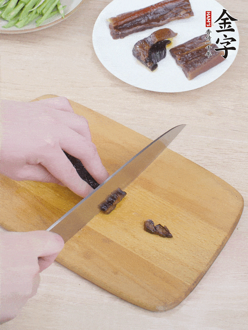 提前煮好的金字醬油肉切片。