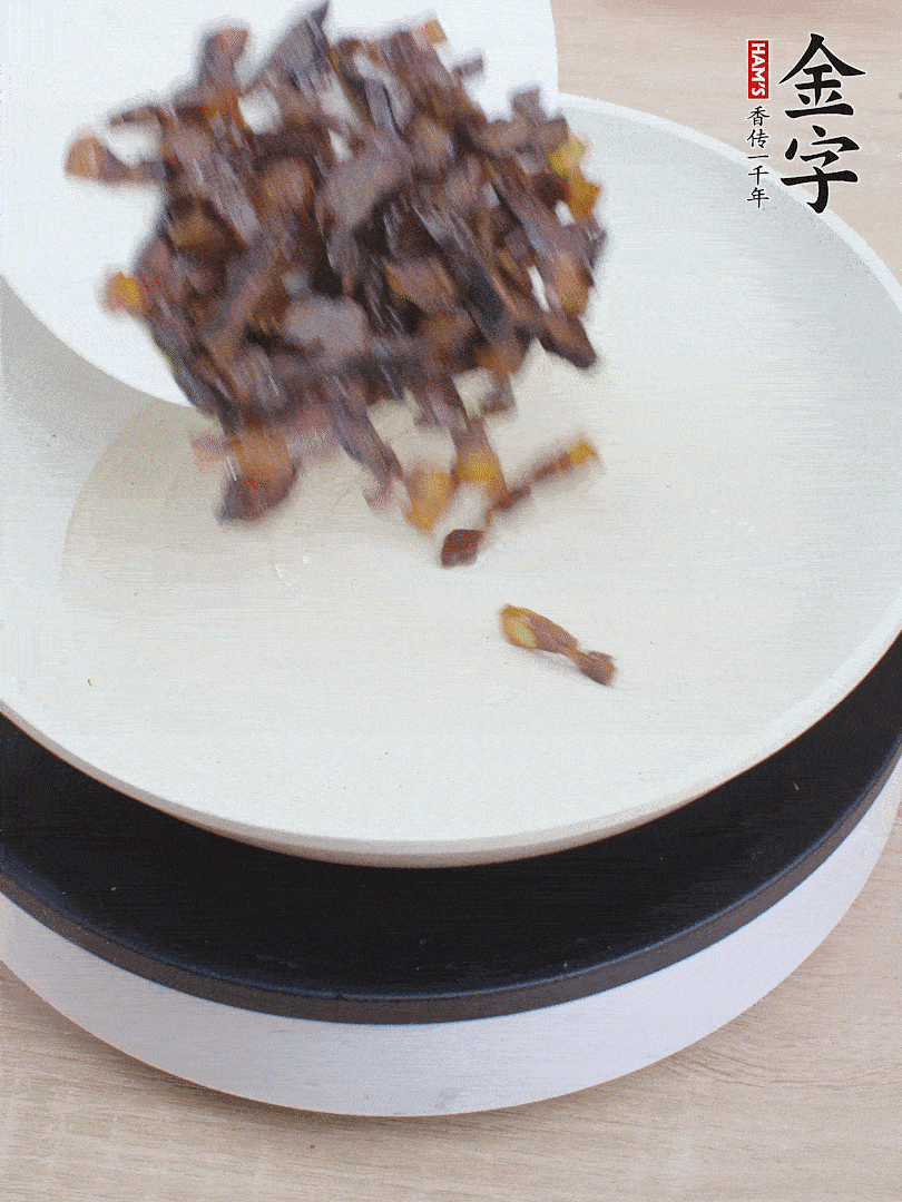 油熱倒醬油肉，編出香味。