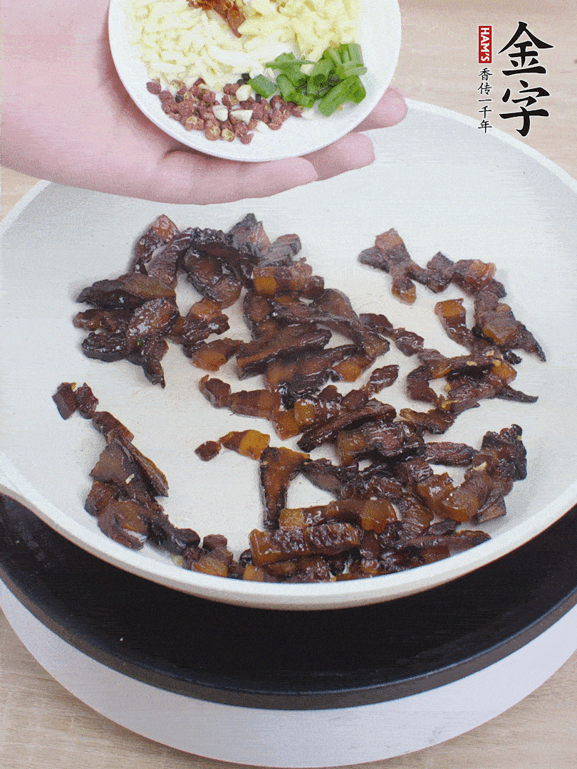 下蔥姜蒜、干辣椒、花椒粒炒香。