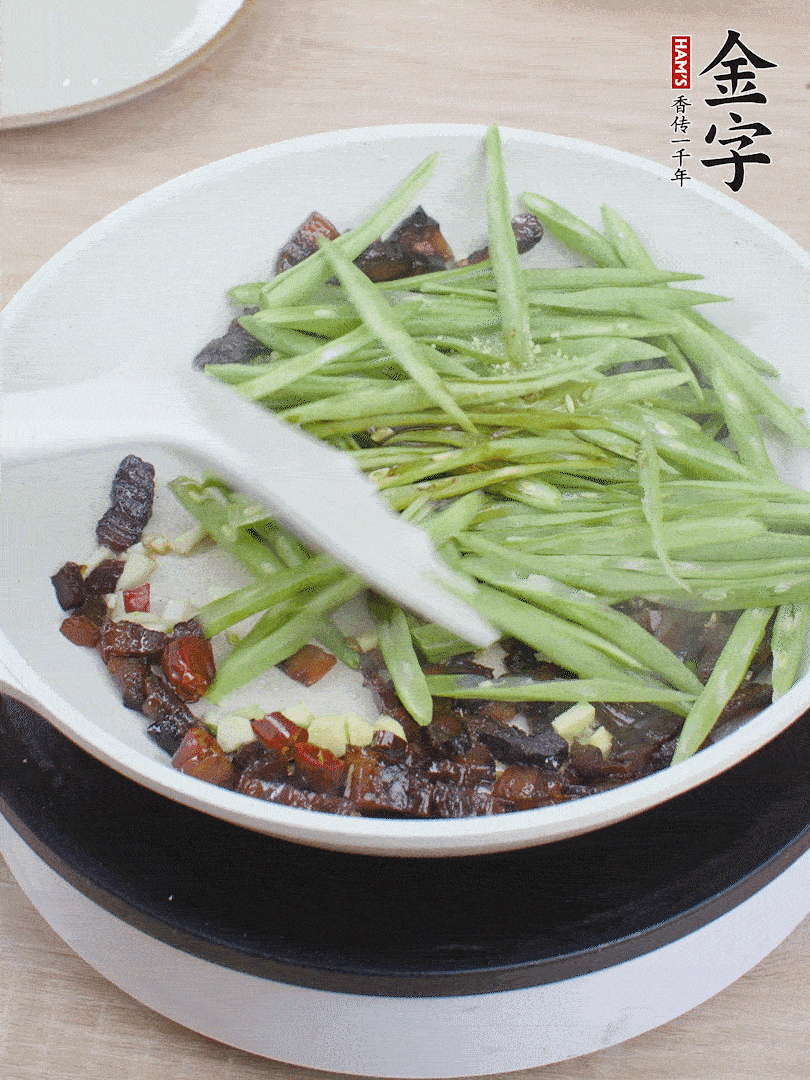 下豆角，生抽、雞精調(diào)味，炒到斷生。