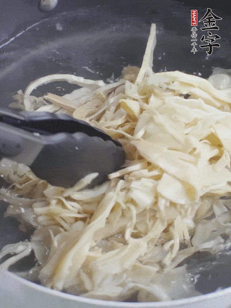 糯米筍焯水1分鐘，過涼水，擠干水份。