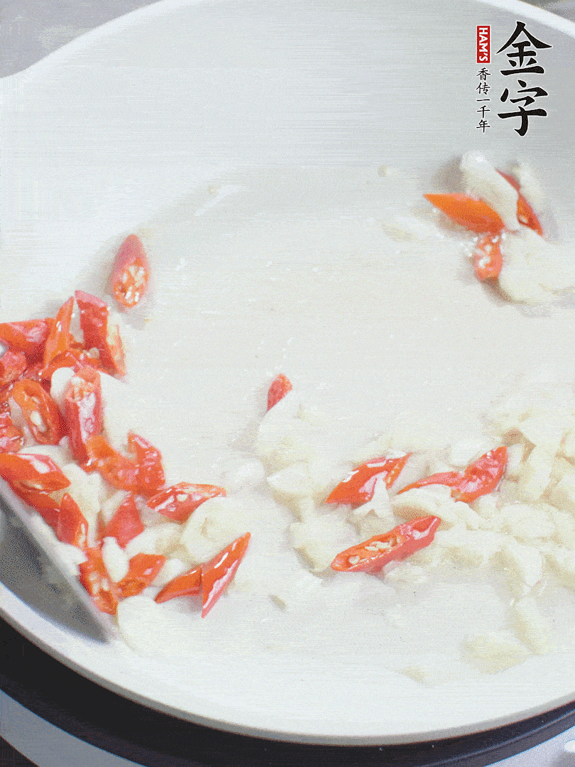 冷鍋熱油，下辣椒、大蒜煸香。