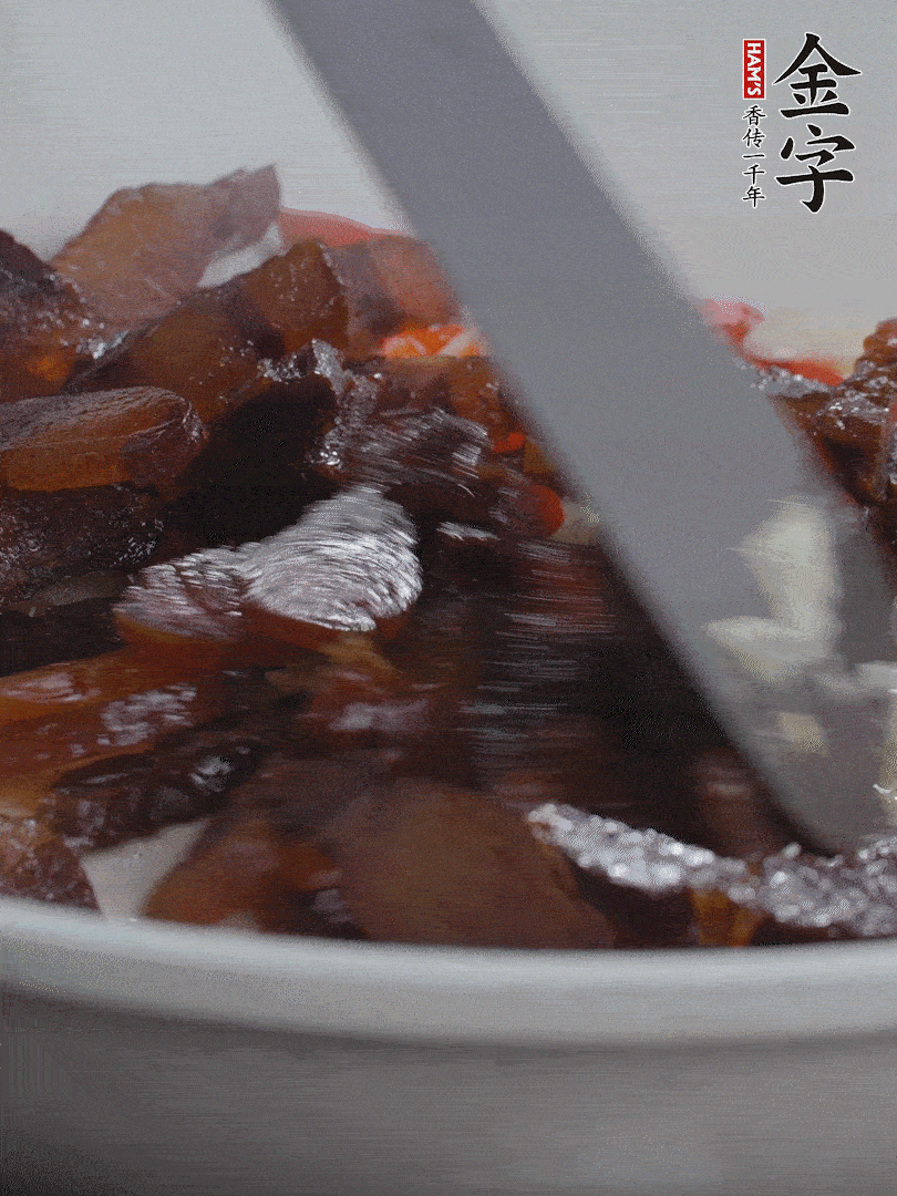 下醬油肉，煸出油脂。