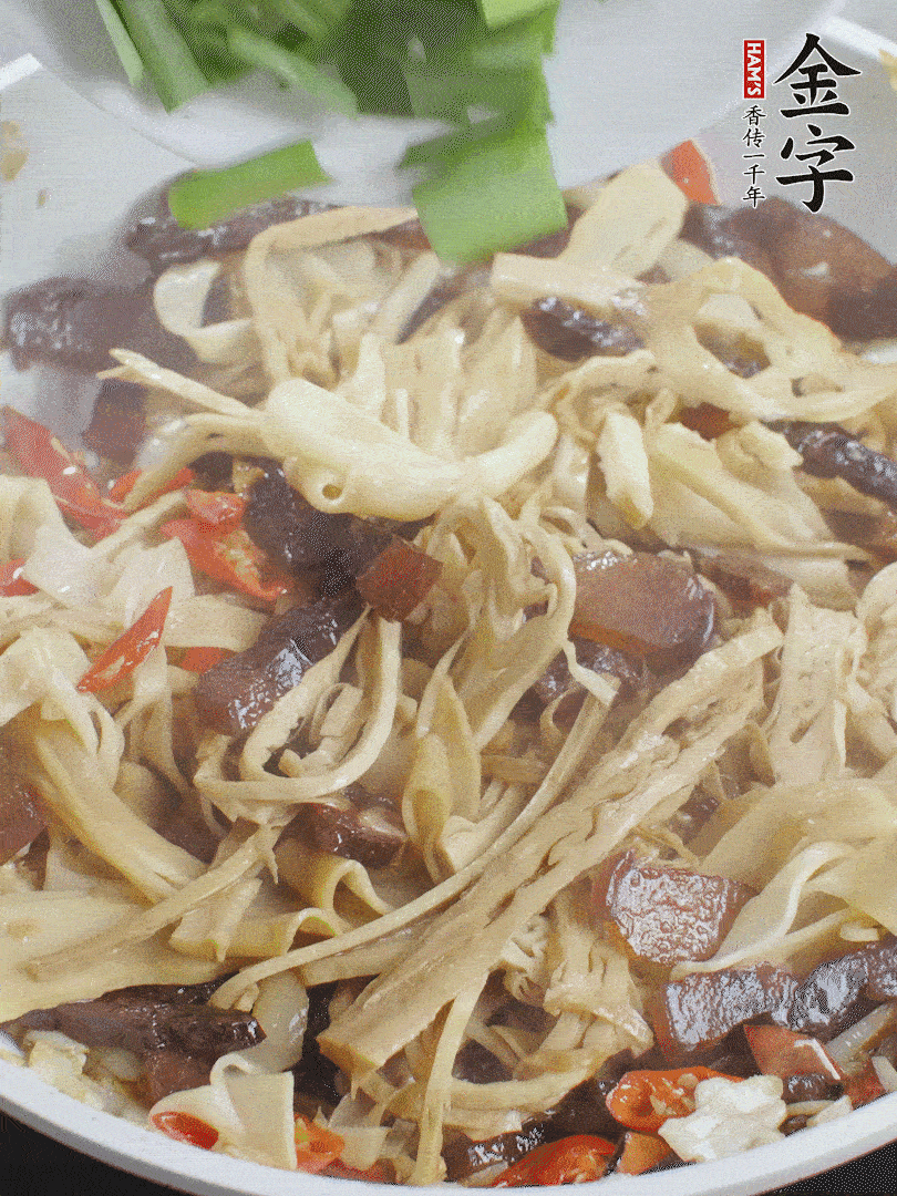 翻炒均勻，下蒜葉。