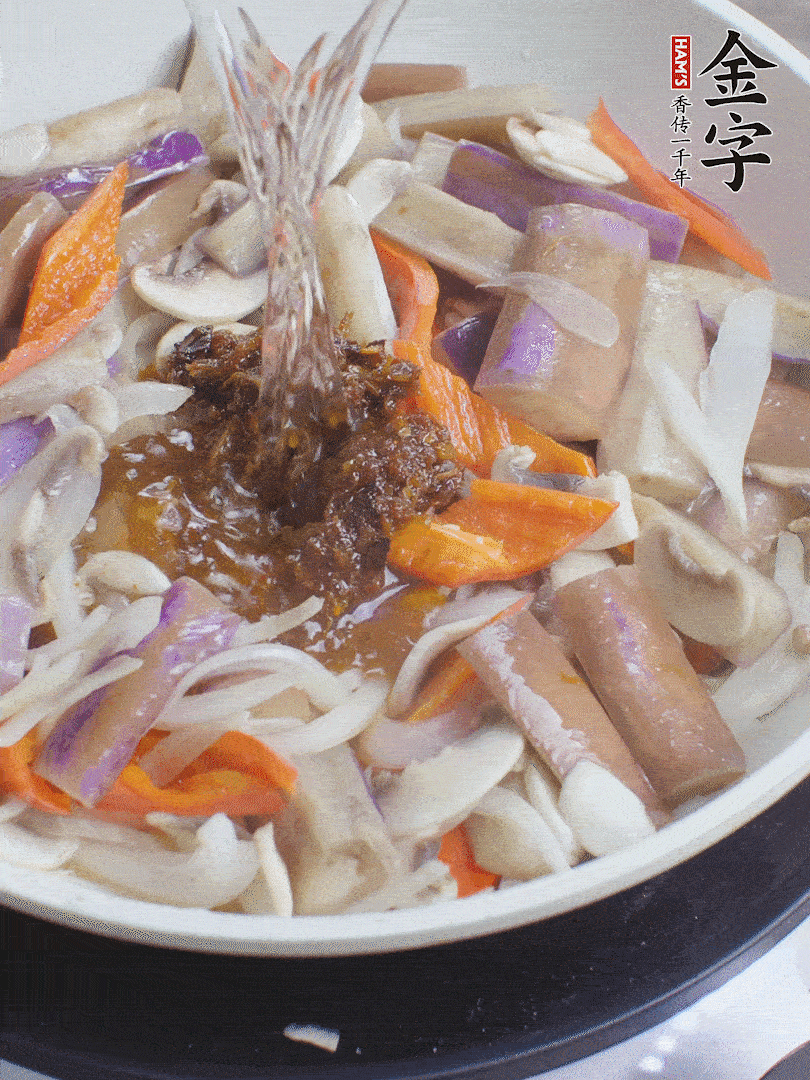 下茄子、口蘑，淋入料汁，加熱水份收干。