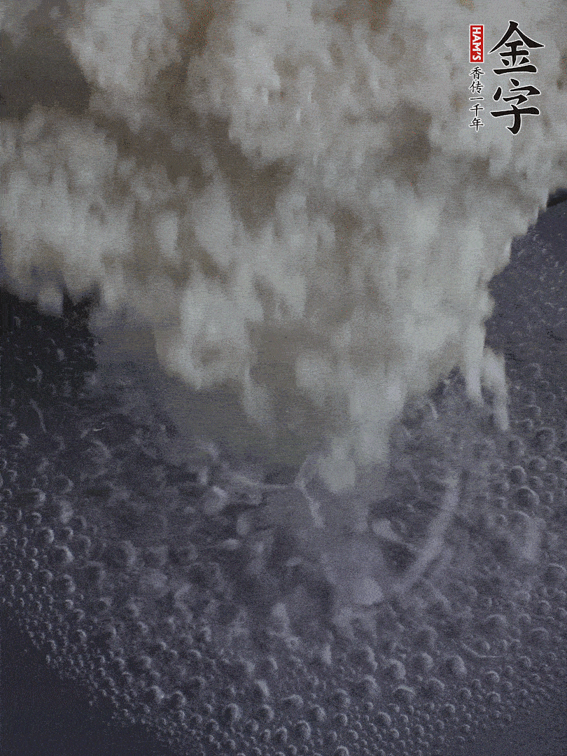 浸泡好的大米，沸水下鍋煮5分鐘，撈出瀝干。