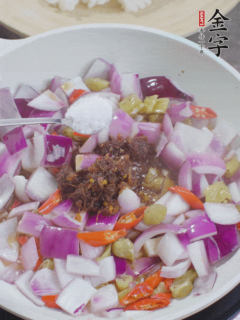 加1大勺金字火腿大師醬、2勺生抽、1勺糖，翻炒。