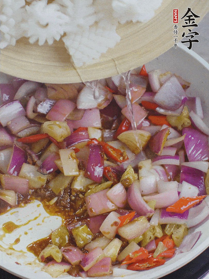 下魷魚花，2勺料酒炒勻。