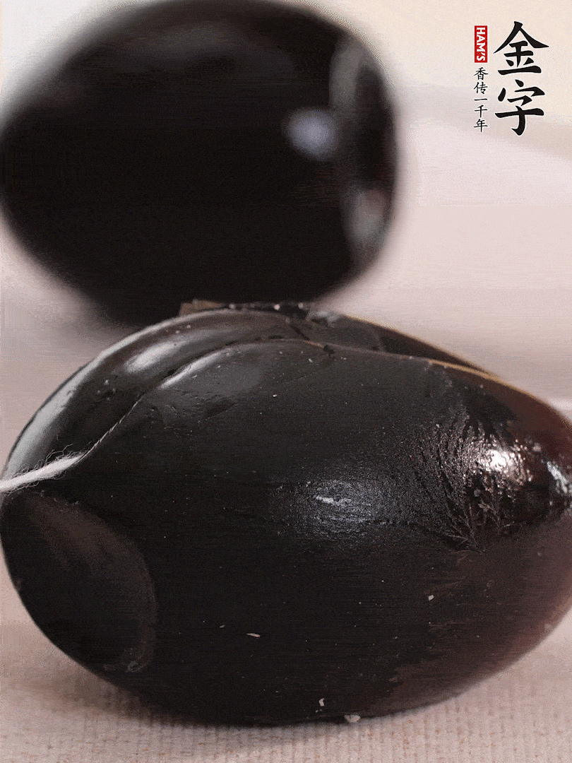 娃娃菜金針菇去跟洗凈，皮蛋改刀。