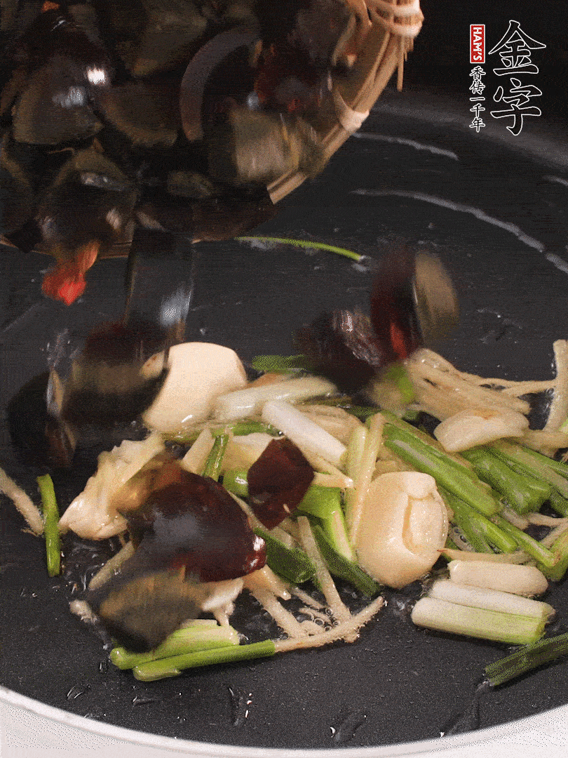 熱油爆香蔥姜，放入皮蛋翻炒至氣泡。