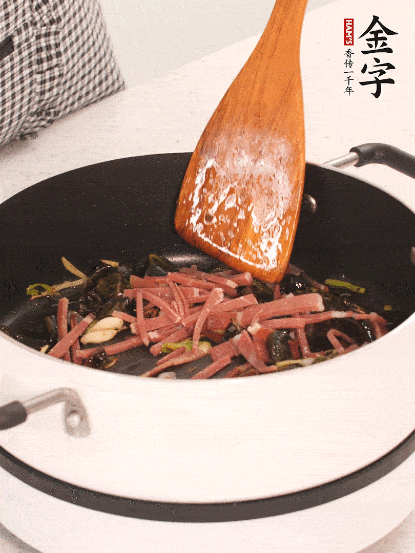 加入火腿煸炒一會，倒入開水燉煮15分鐘。