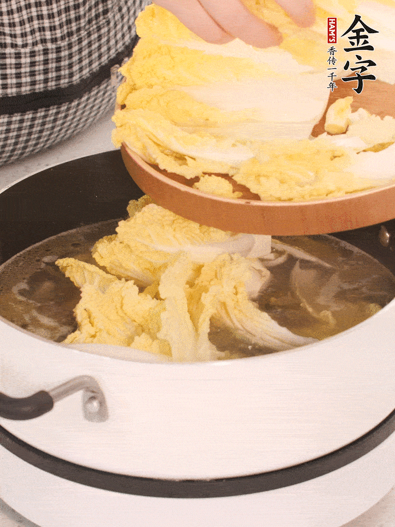 放入娃娃菜、金針菇再燉煮5分鐘。