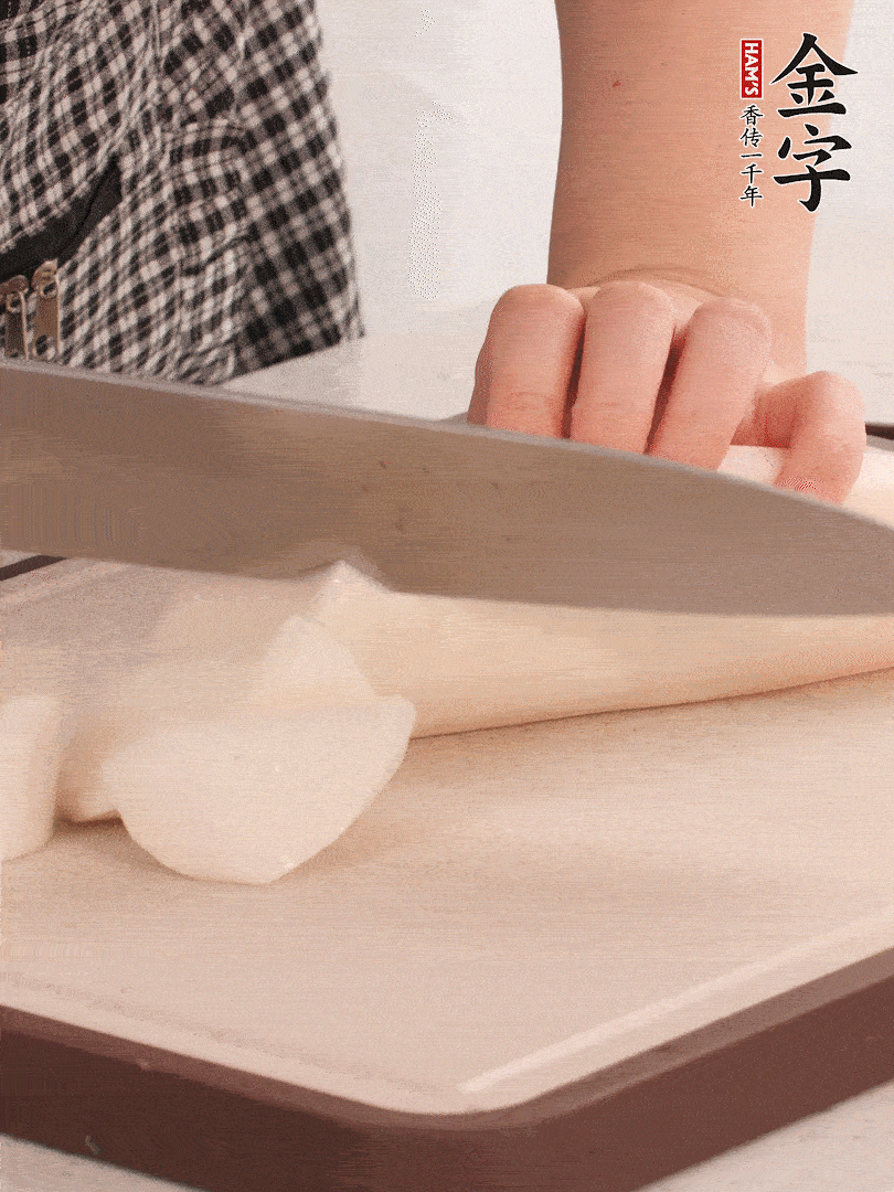 蘿卜切塊，火腿切片。