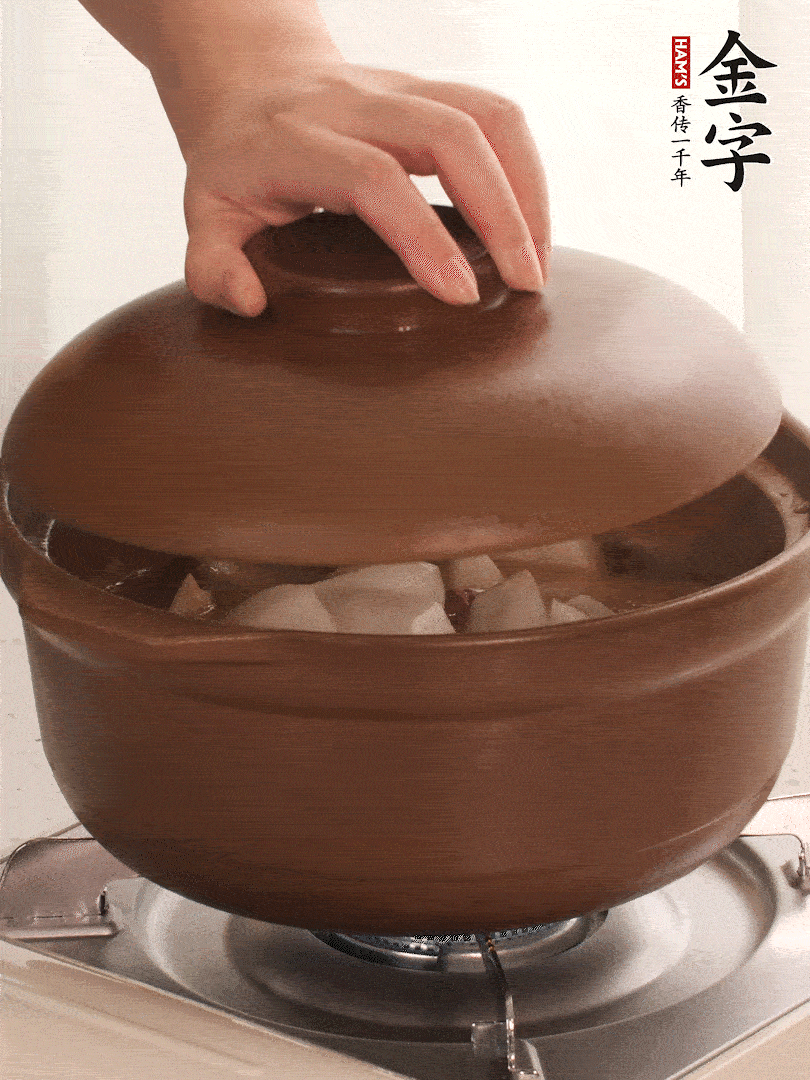 倒沒過食材的熱水，大火燒開。蓋上蓋子轉(zhuǎn)中小火，燉15-20分鐘。等蘿卜煮到喜歡的軟爛度就可以關(guān)火。