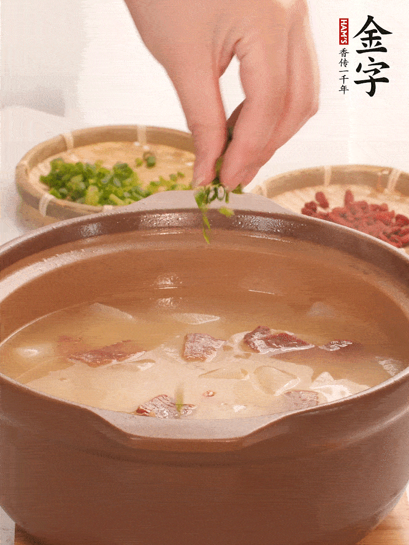 最后點綴點小蔥花、枸杞，增色提味。