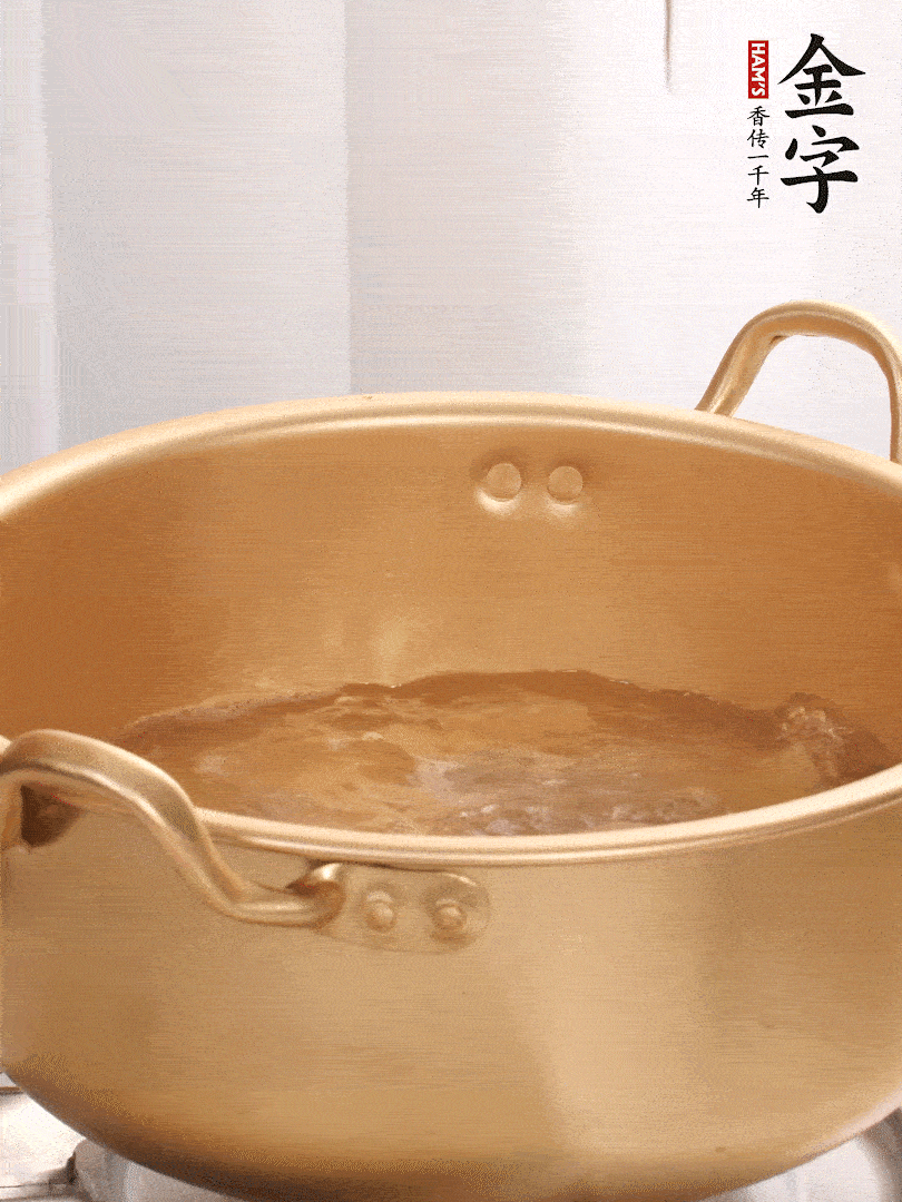 排骨加姜片、料酒，冷水下鍋焯水，撇去浮沫。