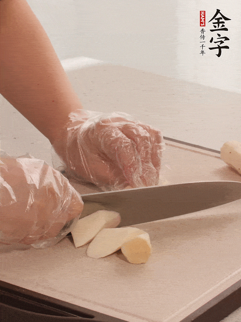 鐵棍山藥洗凈削皮，切斜刀塊。