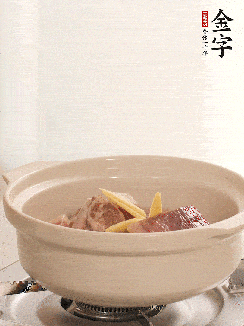 湯鍋放入排骨、火腿、姜，加適量水。煮開后轉(zhuǎn)小火燉40分鐘。