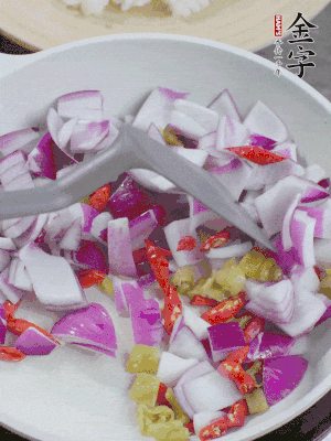 冷鍋熱油，下洋蔥、小米辣、泡椒，炒出香味。