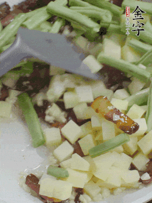 下蒜末、豆角、土豆塊翻炒。