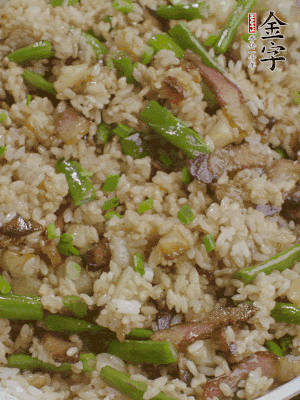 淋一點(diǎn)生抽、蠔油，撒蔥花。