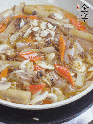 撒蒜末、香菜末。