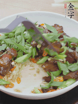 倒蒜葉翻炒均勻。