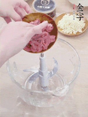 牛肉攪成牛肉泥。