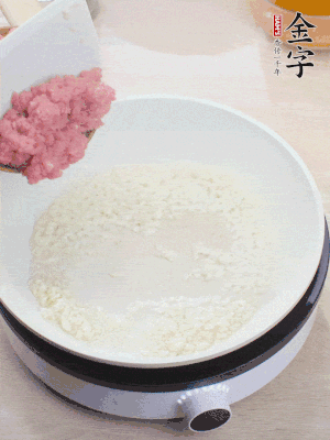 鍋內(nèi)熱油，蒜泥、牛肉泥炒至酥香。