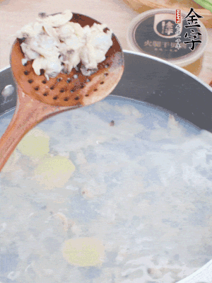 沸水下花蛤肉、姜片、料酒焯水。