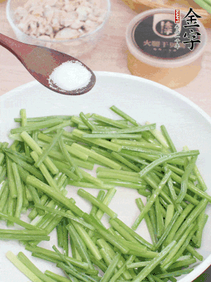 起鍋熱油，下韭菜苔炒至變色。加少許鹽。