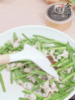 再下花蛤肉、1勺金字火腿干貝醬翻炒攪勻。