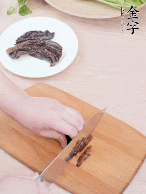 金字醬油肉下鍋煮10分鐘，切薄片。