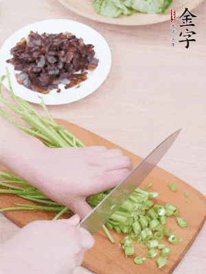 空心菜摘掉葉子，菜梗切成丁。