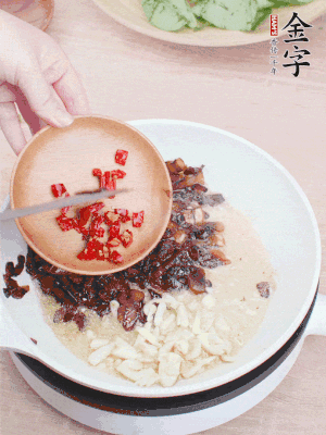 爆香蒜末、小米辣。