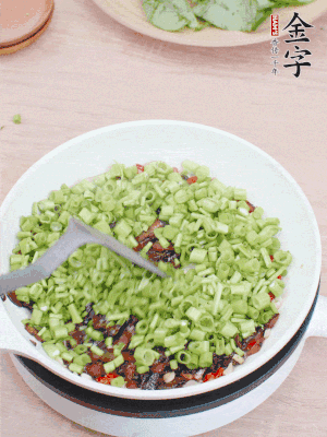 下菜梗翻炒，混合醬油肉。