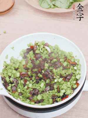 1勺生抽、1勺蠔油、1點(diǎn)點(diǎn)白糖調(diào)味。