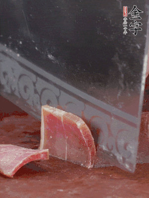 取金字火腿塊150g，切成薄片。生姜切片。