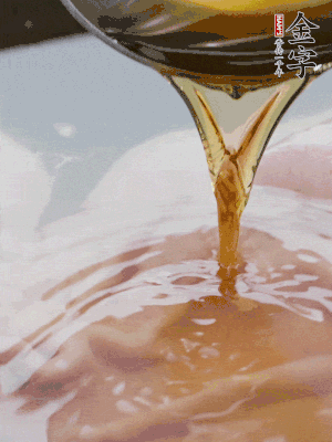 洗凈后冷水下鍋，加黃酒焯水。