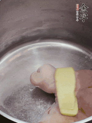 撈出洗凈后，加蔥姜、黃酒二遍焯水。
