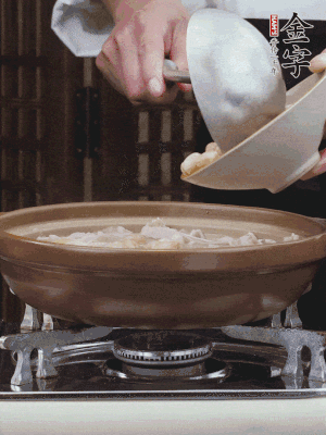 燜煮30分鐘，下花生、紅棗煮5分鐘。（花生提前預(yù)煮15分鐘）