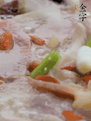 最后下枸杞、蒜白。