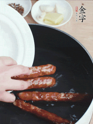 金字香腸水煮15分鐘，撈出切薄片。