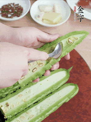 苦瓜去籽切薄片，一點鹽拌勻，10分鐘后沖洗控干。香蔥切蔥花、姜切末、蒜拍碎、干辣椒切圈。