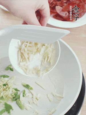 油4成熱，下蔥姜蒜、干辣椒、花椒煸出香味。