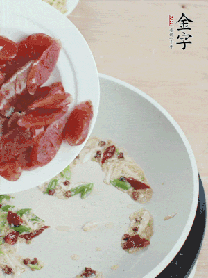 放香腸、苦瓜快速翻炒。