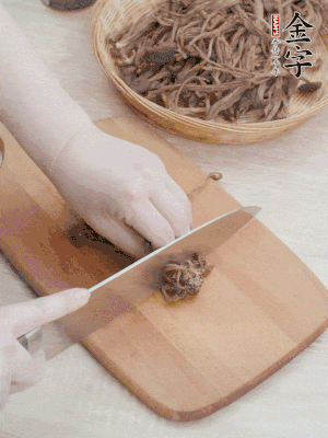 干茶樹菇浸泡過夜，去老根焯水，擠干水份。