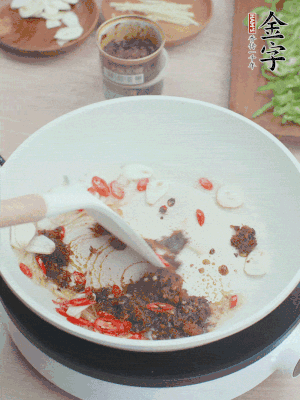 熱鍋涼油，姜蒜、辣椒、金字火腿xo醬炒香。